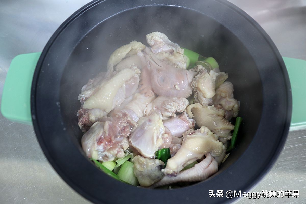 我用半只鸡做了黄焖鸡，3人晚餐硬菜就它了，吃到盆光碗净真满足