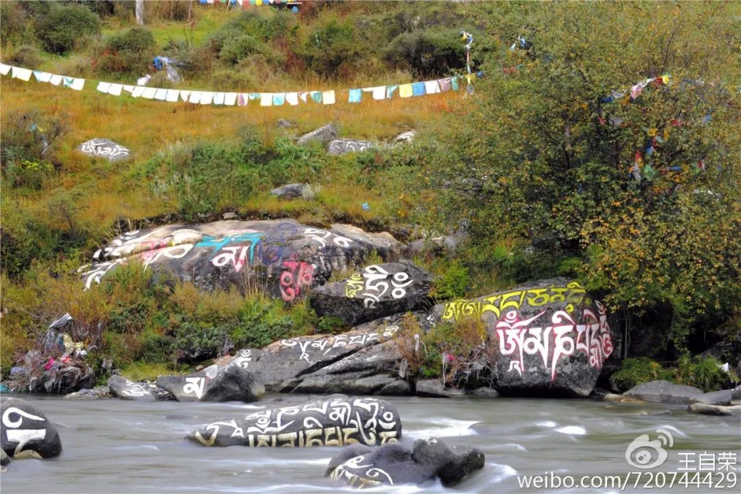 玛尼石凝固在石头上的信仰,玛尼石藏文