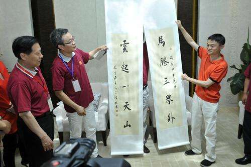 马云字迹曝光，外行人嫌弃，内行人却夸：字迹飘逸，价值连城