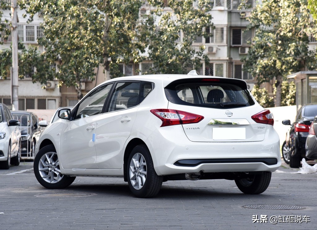 代步小车两厢骐达，空间不小还省油，皮实耐造，自动挡才9万