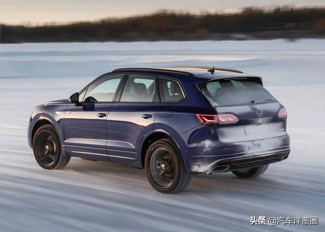 宝马发布全新车标,宝马蓝天白云标改黑白标