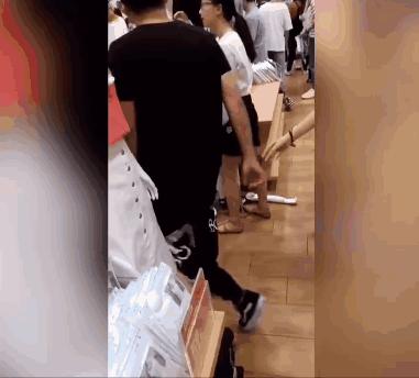 优衣库联名t恤kaws,优衣库与kaws联名的t恤