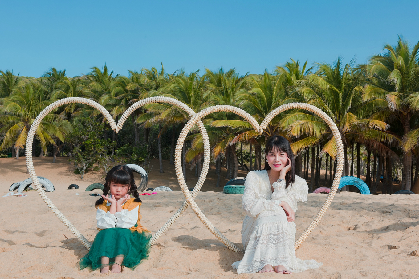 你在南方瑟瑟发抖，我在这里遛娃、看猴、赶海····