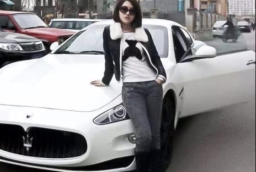 20岁收到上亿礼物,却从不敢认“干爹”,郭美美到底精明在哪?