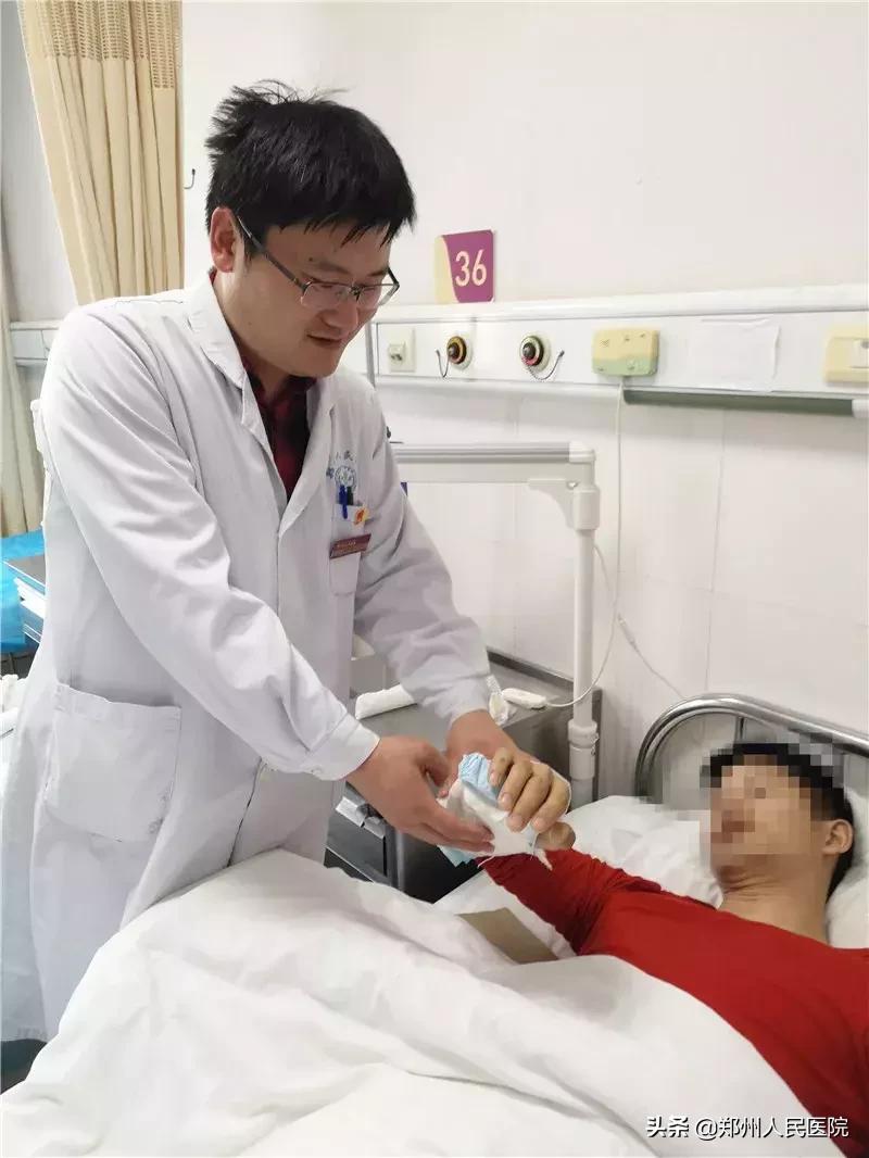 手腕疼10年了怎样治疗,20岁小伙手腕关节疼痛是怎么回事