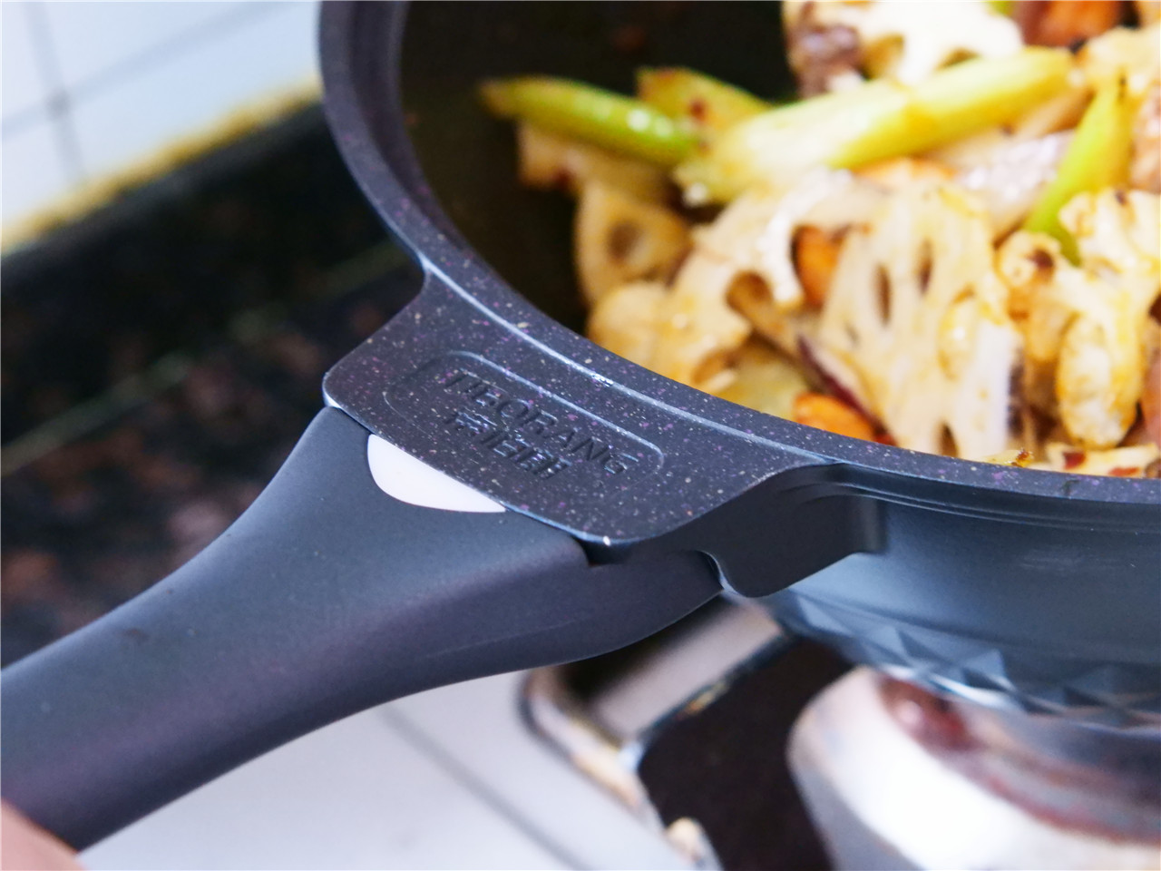 英国帝伯朗灵感系列紫钻钛金多用锅让居家烹饪变的快乐起来