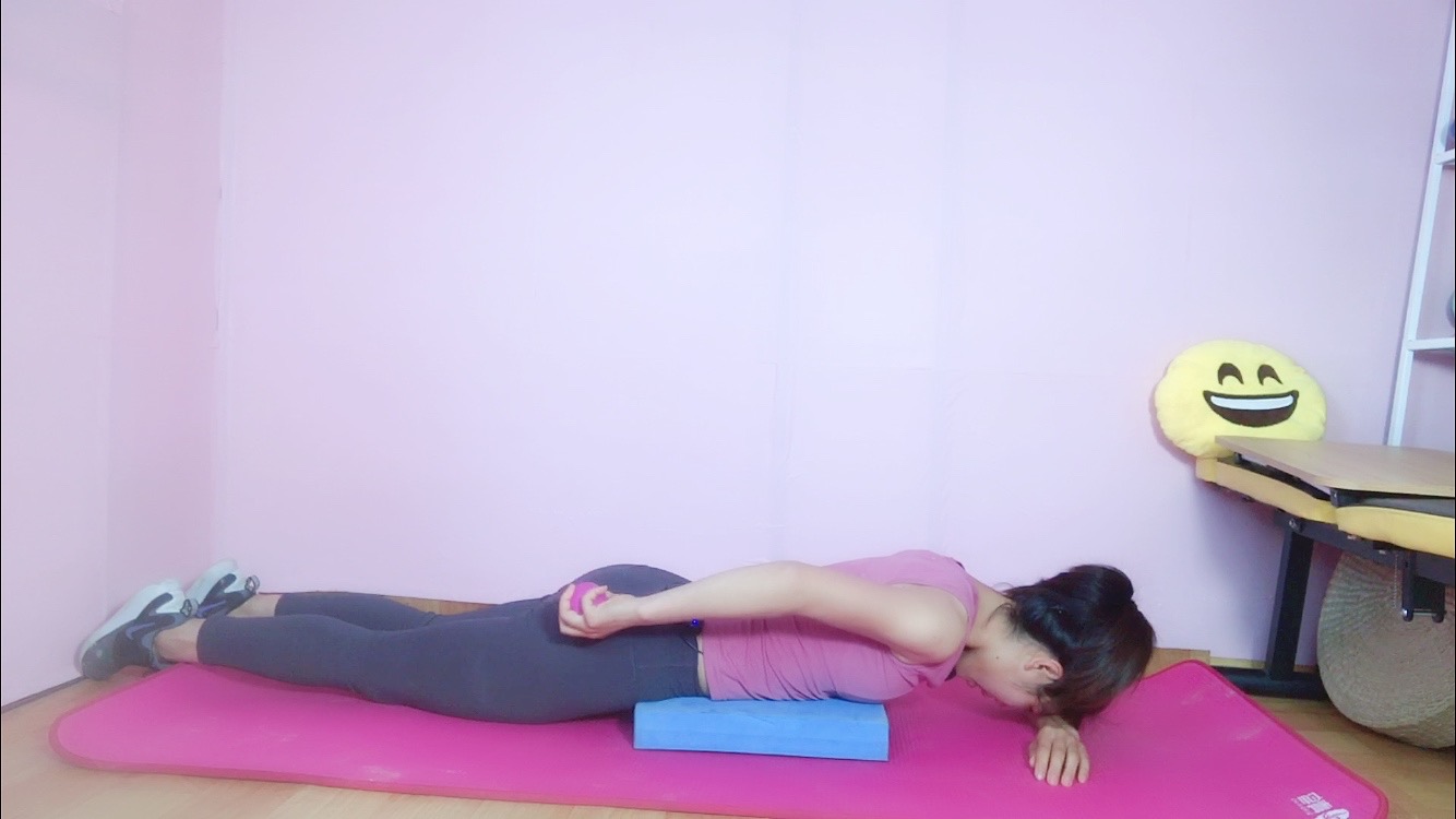 23岁腰椎间盘突出导致腿部疼痛,腰椎间盘突出引起尾骨疼怎么治疗