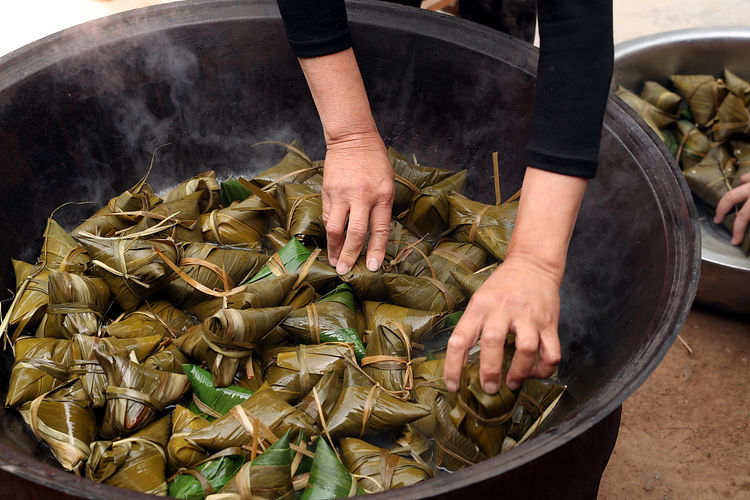 煮粽子是热水下锅还是冷水下锅好,煮粽子需要冷水下锅还是热水下锅