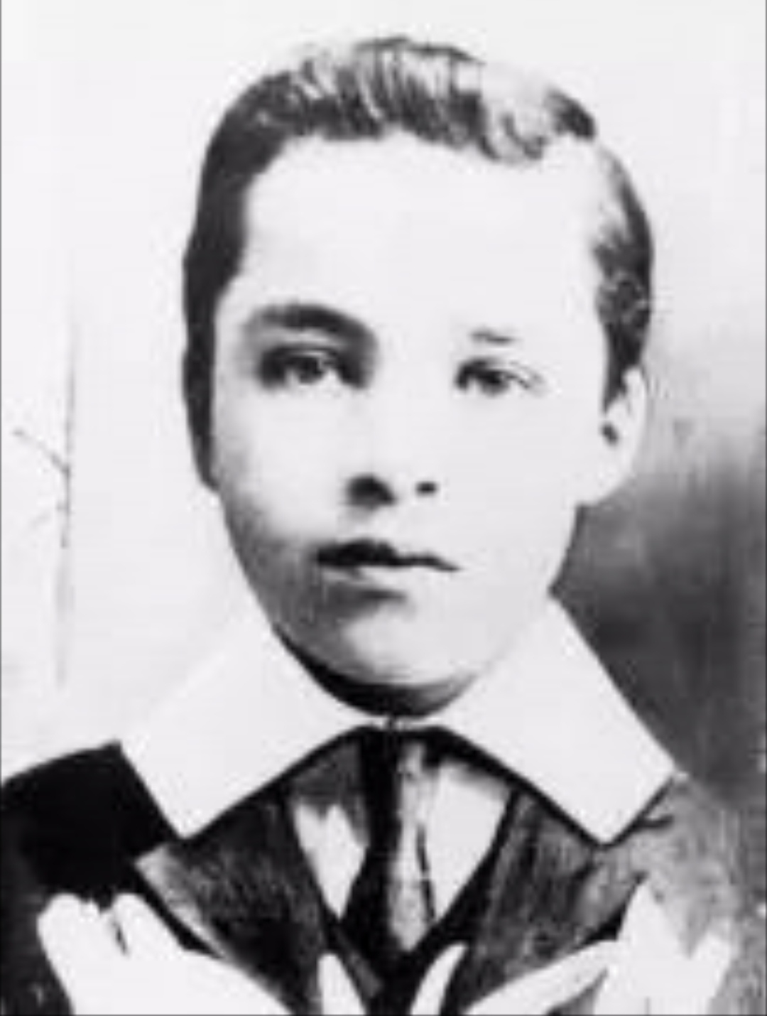 他5岁登台表演，12岁丧父13岁流浪街头，1个跌跤迎来喜剧人生