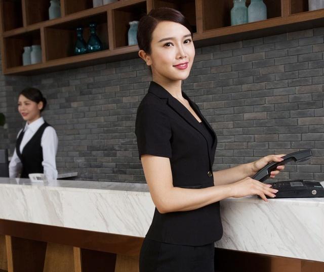 酒店前台工资为什么低,宾馆前台上12休12月薪4000