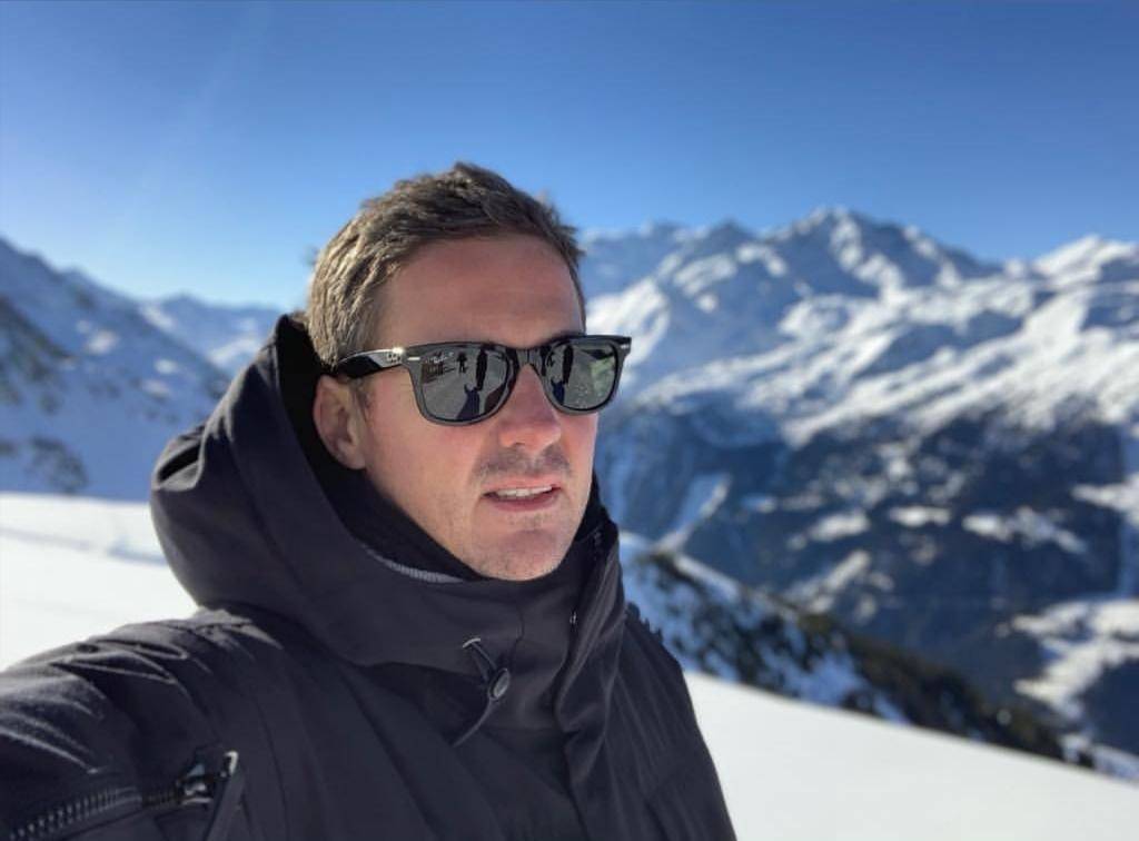 自嘲体力不好？贝克汉姆懒理儿子恋爱传闻，独自爬雪山发文引唏嘘