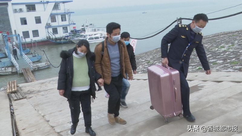 暖心临盆孕妇告急民警紧急护送,暖心孕妇乘车遇险交警及时援救