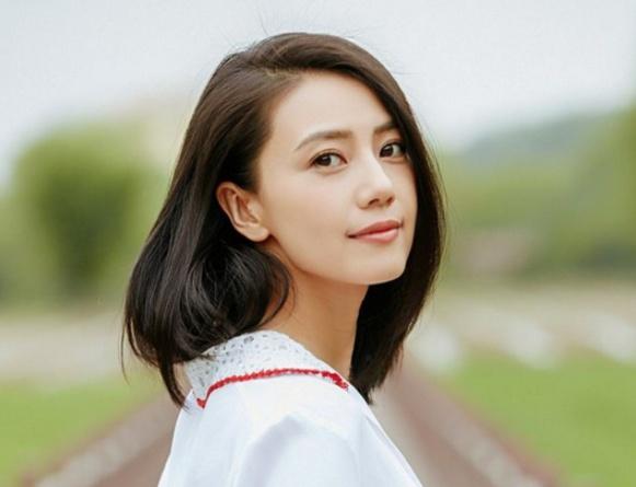 圆脸2022年减龄气质卷发发型中分,大气脸型适合中分发型