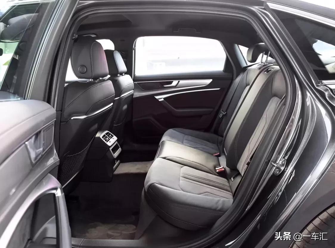 奥迪a6l豪华致雅型对比宝马5系,同级别的奥迪a6l