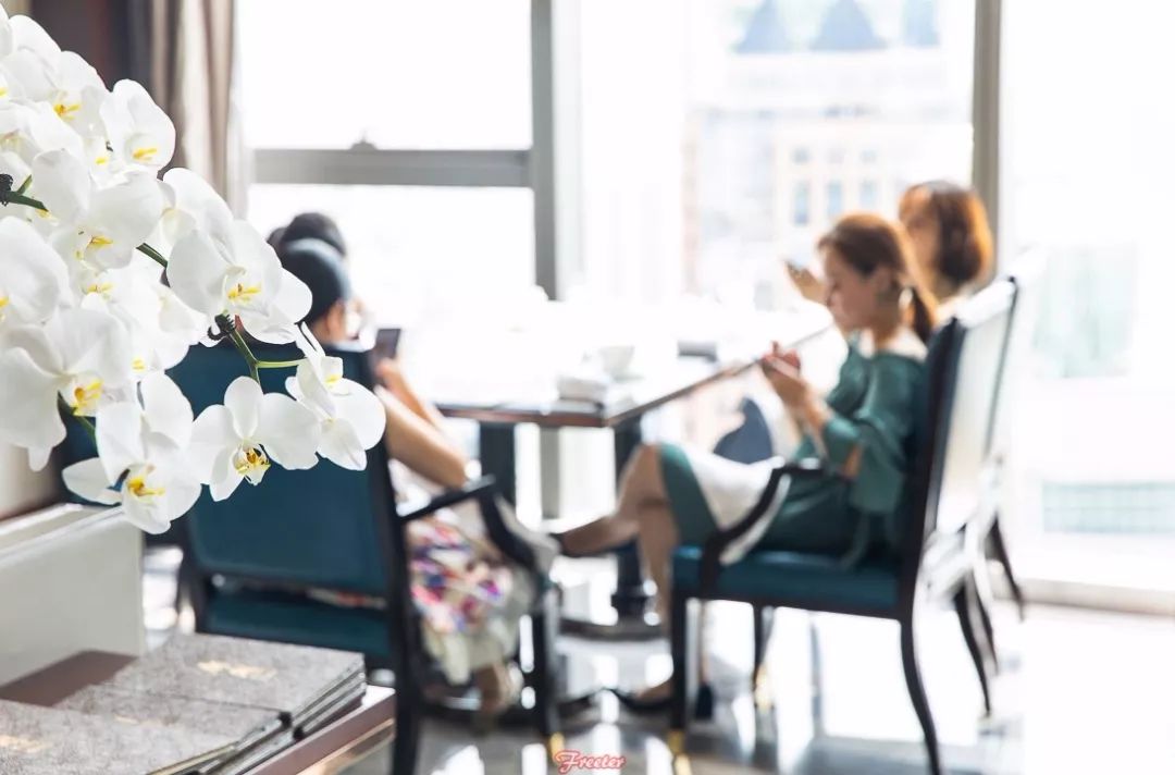 在唐阁，不止有难忘的美食体验，更有43层才能触及的海口绝美风景