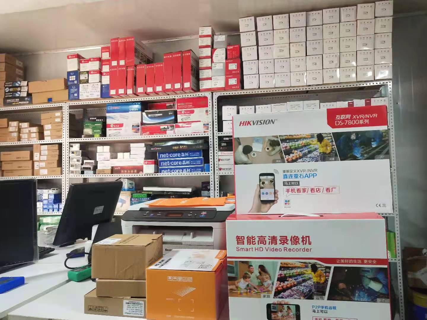 开一间电脑店最少要多少钱,开一家电脑店需要投入多少钱