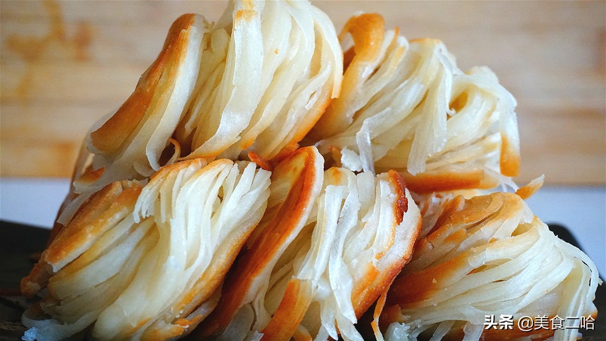 这个饼的神奇之处在于不用油,饼柔软筋道又多层超级好吃