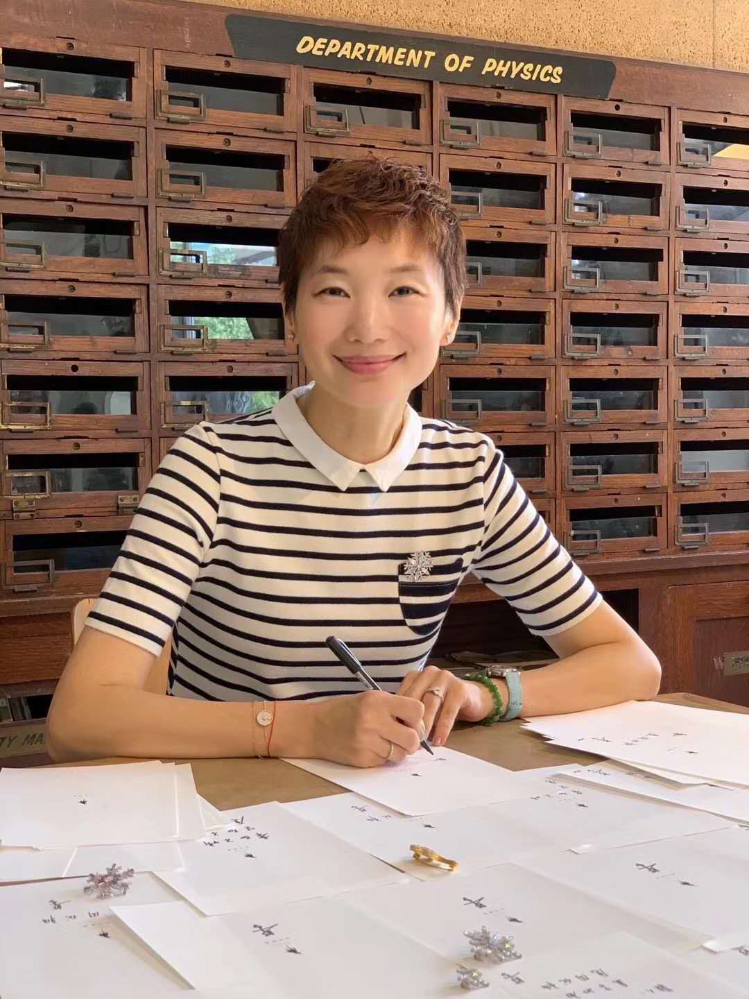 女人不惧衰老的奥秘,在于优雅的力量|前ELLE主编的时尚经