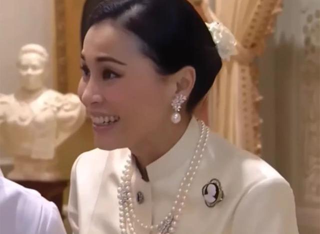 苏提达近照,苏提达争宠晒出戎装照