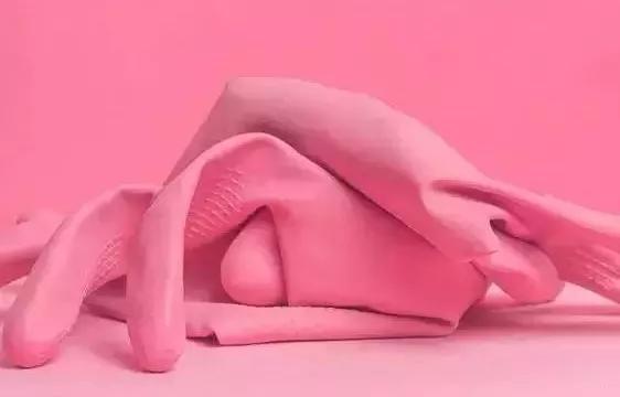 衣服粘了毛絮快速清除,洗衣机洗出来的衣服粘毛怎么办