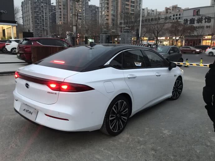 广汽aions汽车,街头偶遇爱江山更爱美人