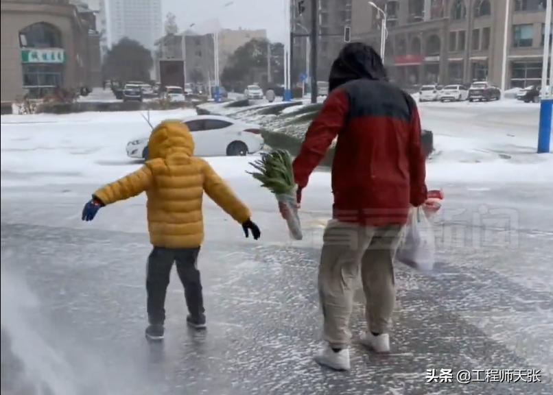 河北一父子出门被风雪吹着走,河北父子出门被风吹着走