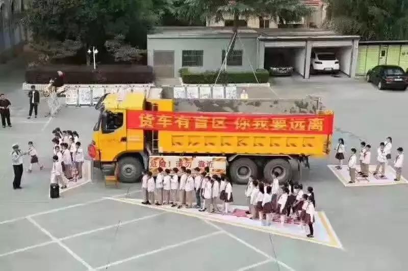 小孩手被鞭炮炸伤了,被鞭炮炸伤的小孩截肢