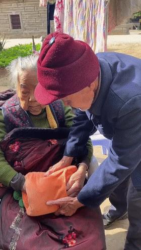 70岁老人感动到万千网友,95岁爷爷和孙女的感人视频