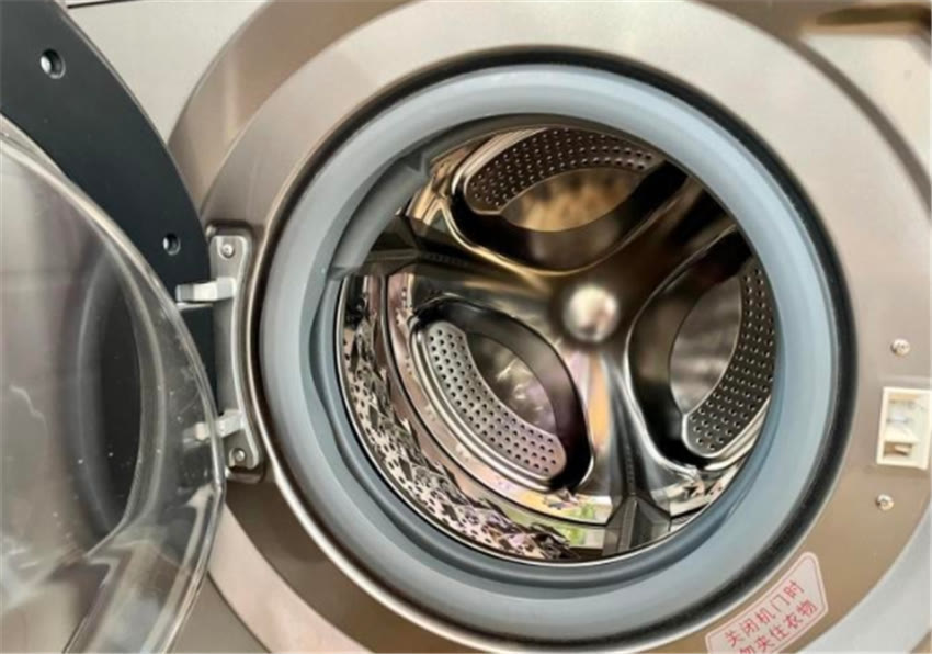 为什么洗衣机洗完衣服有油渍,洗衣机洗的衣服好多白毛怎么办