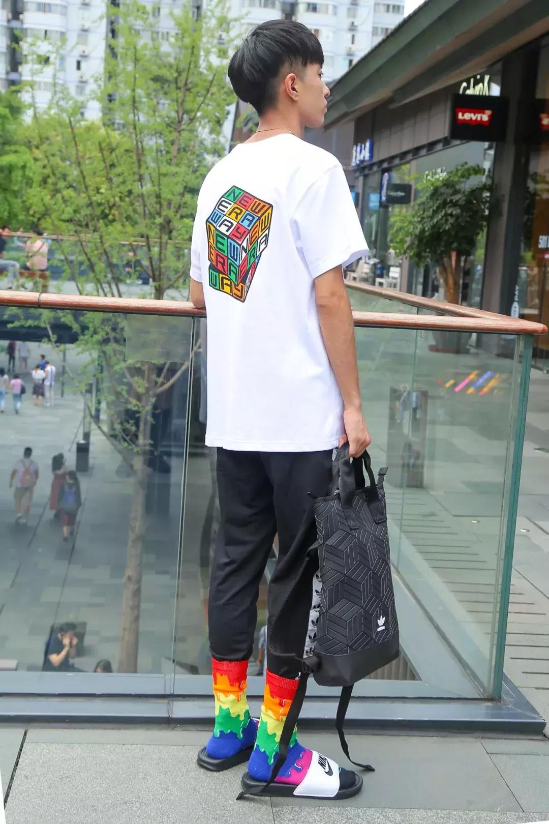 这个“反人类”的穿搭组合，竟然在夏天成了街拍利器