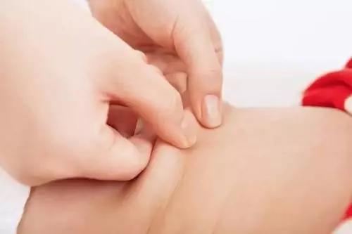 小儿推拿缓解宝宝便秘调节肠胃，​浙江医药大学许丽教授视频解读