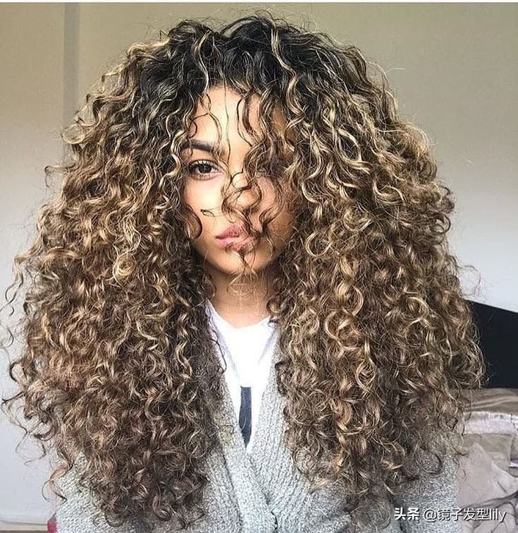 全头烫小卷好看吗40岁,今年流行的发尾烫小卷