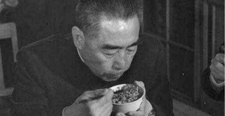 毛主席月薪多少？多次带头降低工资，还提议自己工资降为300元