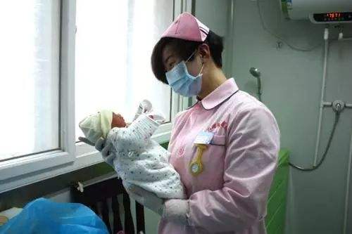 产妇分娩被“围观”，吓得使不出力气，在产科遇到男医生，尴尬