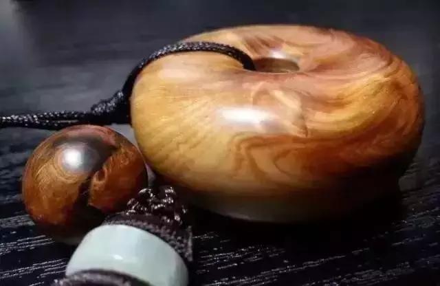 木雕兽头什么寓意,长颈鹿木雕婚礼摆件有什么寓意