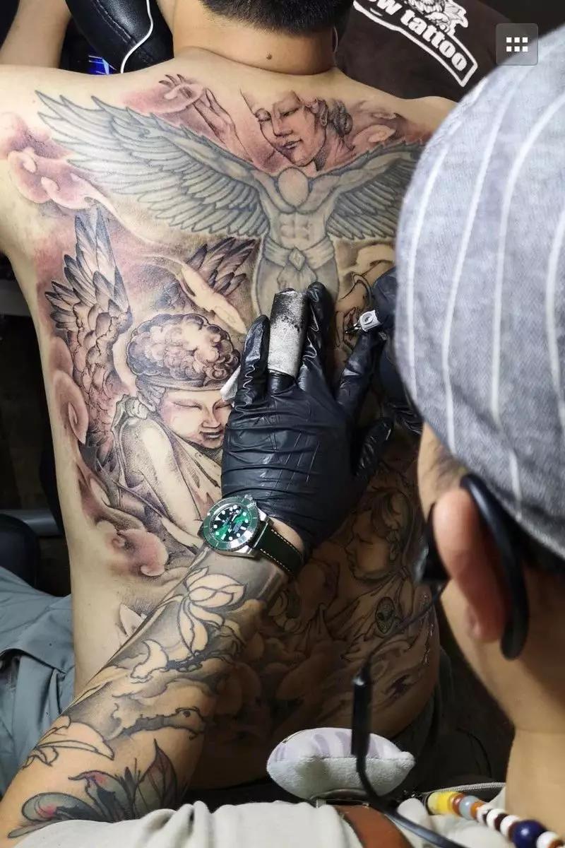 5000个口罩背后:他从天堂跌入地狱,但依旧相信人间