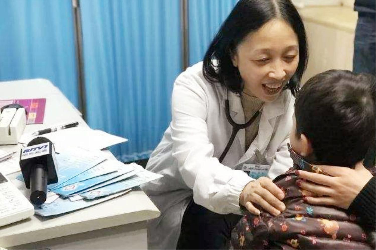 2岁女童偷吃奶粉,不小心给小孩吃了孕妇奶粉