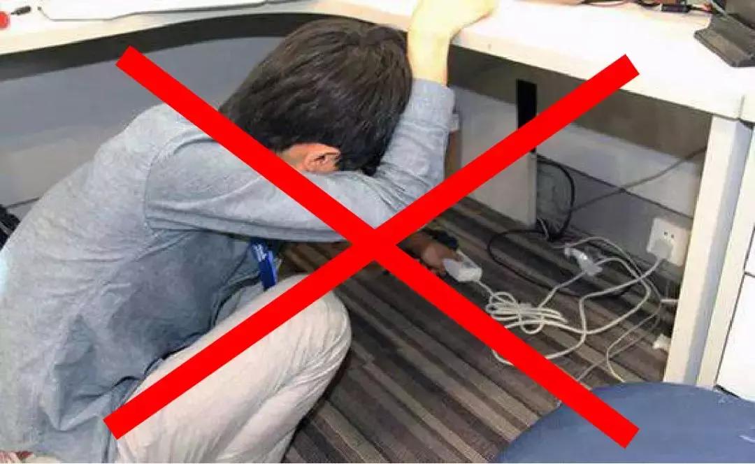 丘吉尔雪茄不离手,丘吉尔抽雪茄霸气姿势图片