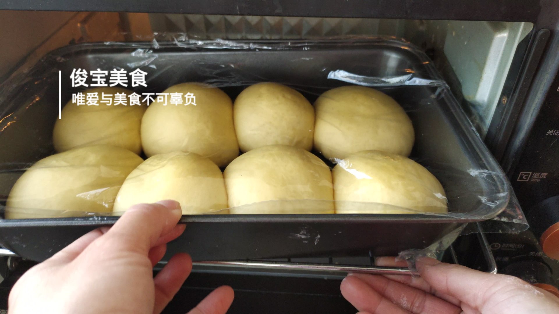 手揉面包烘焙教程,不用高筋面粉揉出膜的面包做法