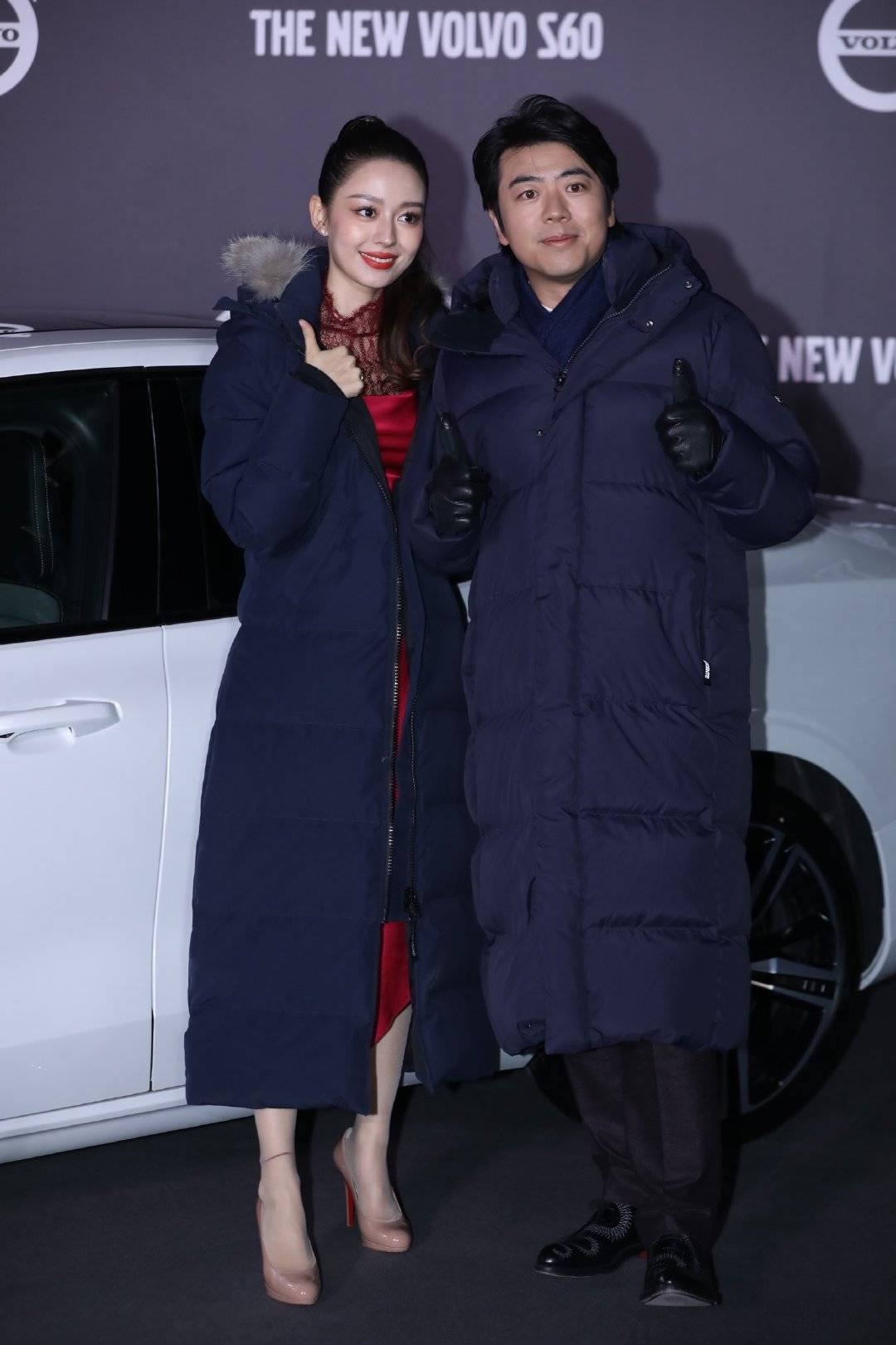 吉娜穿吊带礼服弹钢琴,吉娜一袭复古白色蕾丝裙笑颜甜美