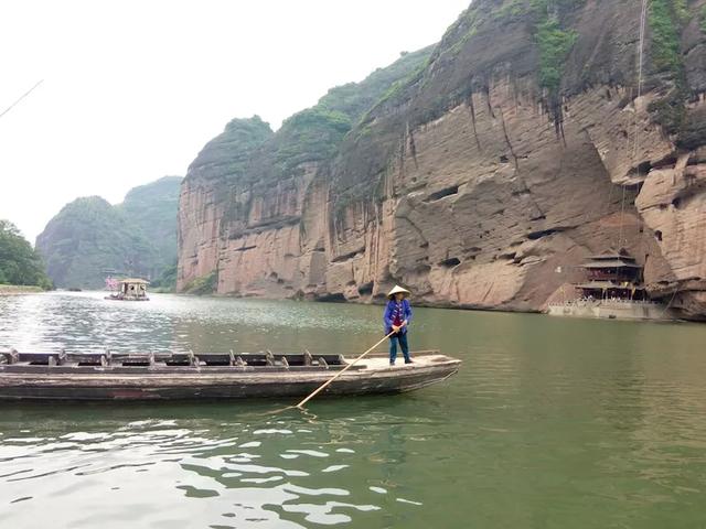 一个让人流连忘返的地方,山清水秀,只需要坐在河边发呆就行。