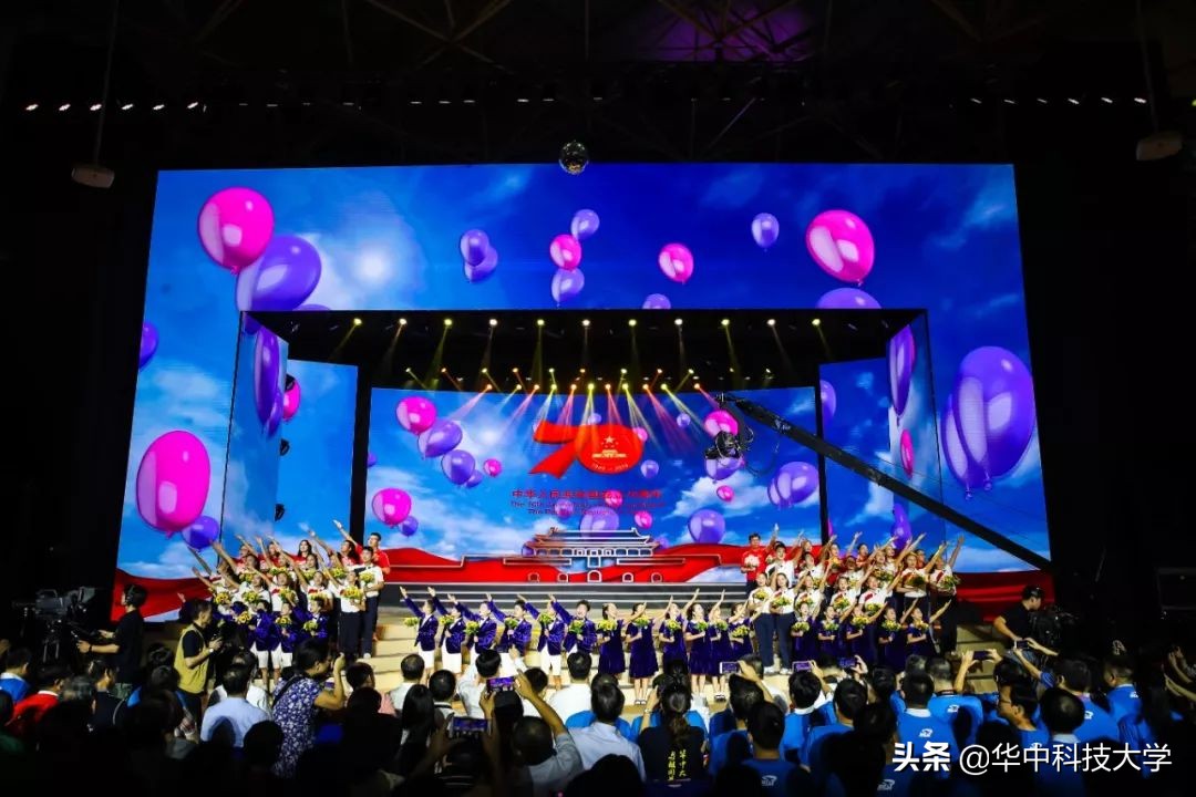 燃爆了！华中科技大学用“宇宙最强音”为祖国打CALL