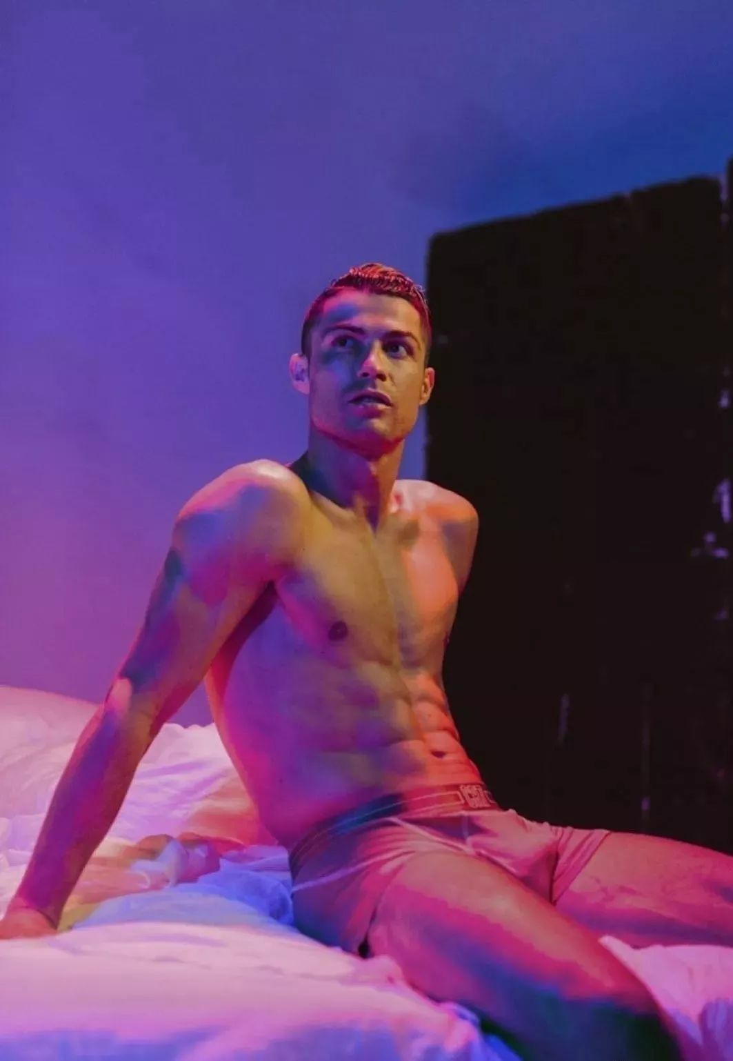 c罗大秀手臂肌肉惊呆众人,c罗身材和肌肉照片