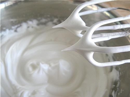 做蛋糕蛋清要打到什么程度,做蛋糕无打蛋器如何快速打发蛋清