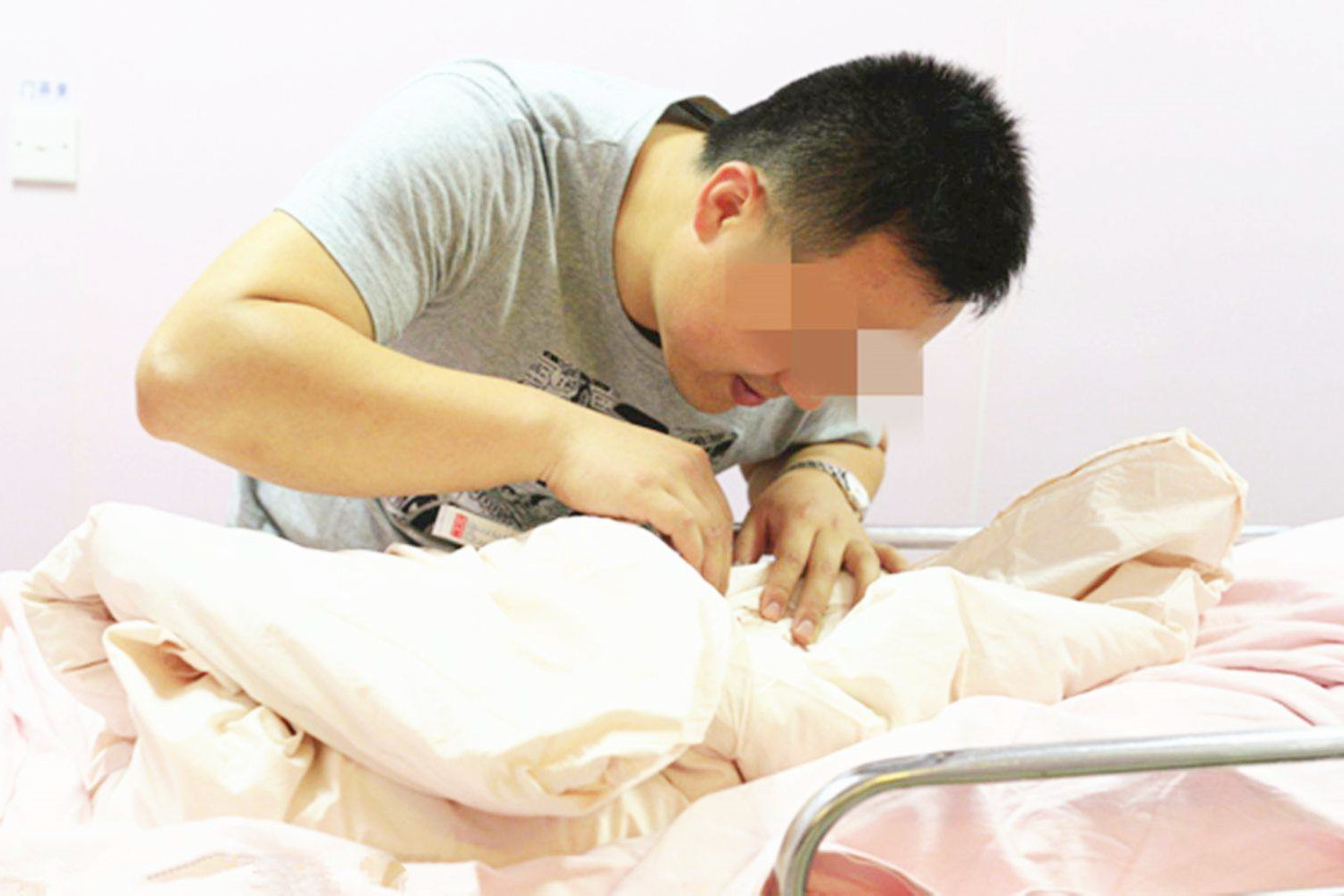 “乱摸”孩子影响智力,家长记得“三摸*不五**摸”,对孩子下手轻点