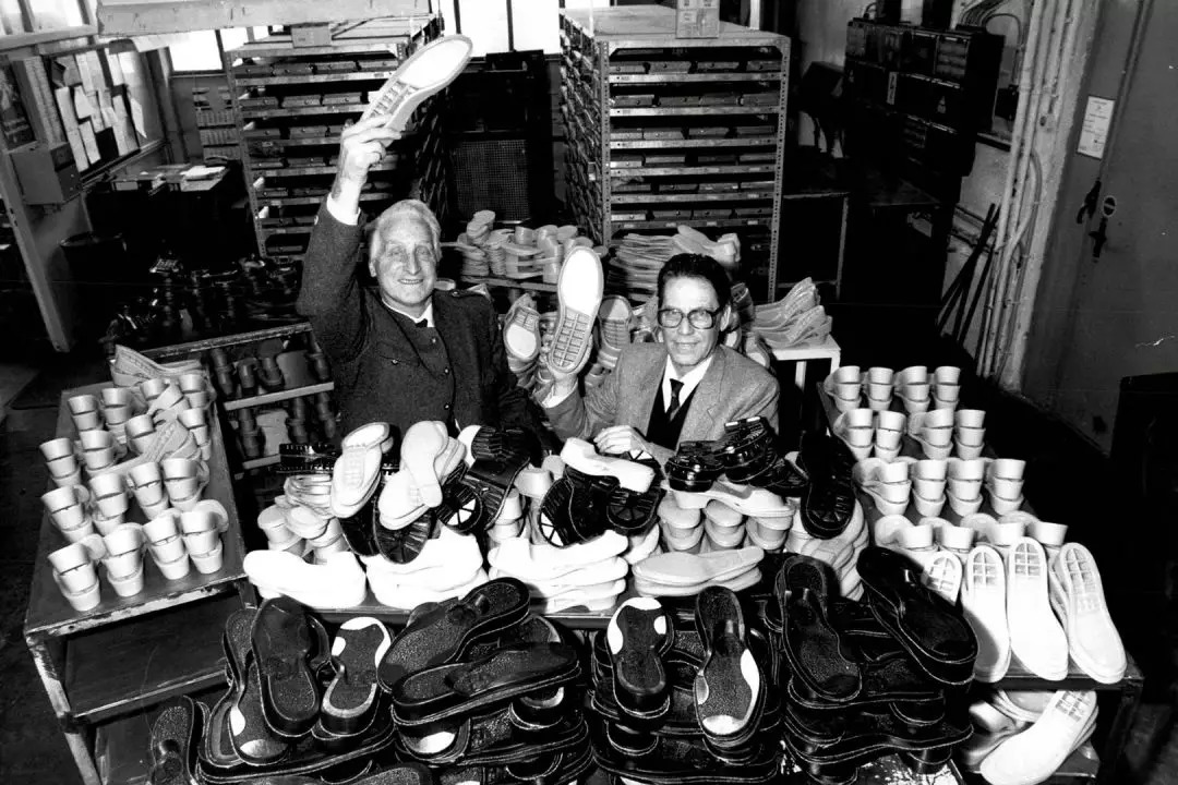 一点也不热,酷妹的马丁靴里都有空调