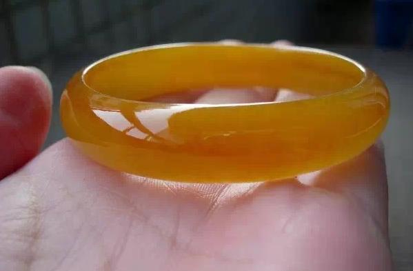 翡翠手镯基本知识大全,翡翠手镯的鉴赏方法和技巧