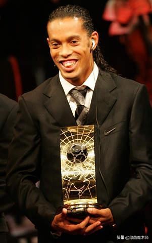 足球精灵罗纳尔迪尼奥巅峰时刻,足球巨星罗纳尔迪尼奥的高光时刻