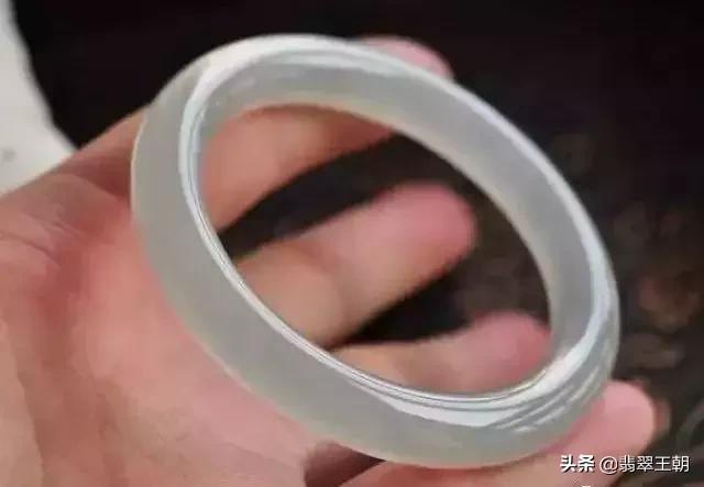 值得入手的玉镯有哪些,怎样才能买到便宜又好的玉镯