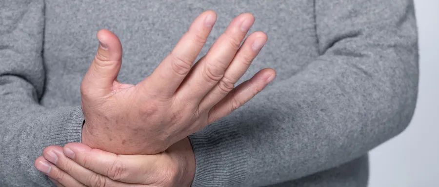 出现痛风症状该怎么治疗,出现痛风是否就医